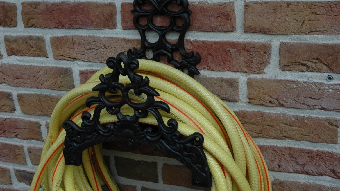 Schlauchhalter - Brighton - Gusseisen - lifestyle - Franks kleiner Garten
