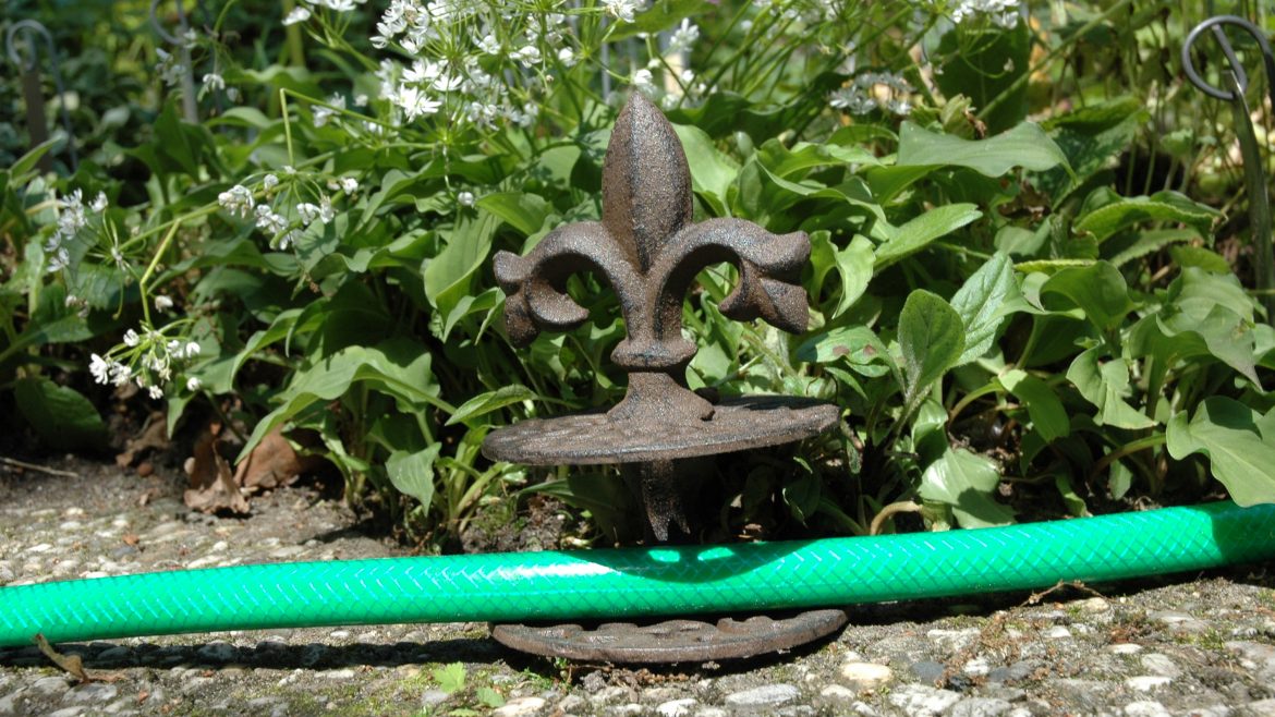 Schlauchführung Bretagne - Gusseisen - Antik - Lilie - lifestyle - Franks kleiner Garten