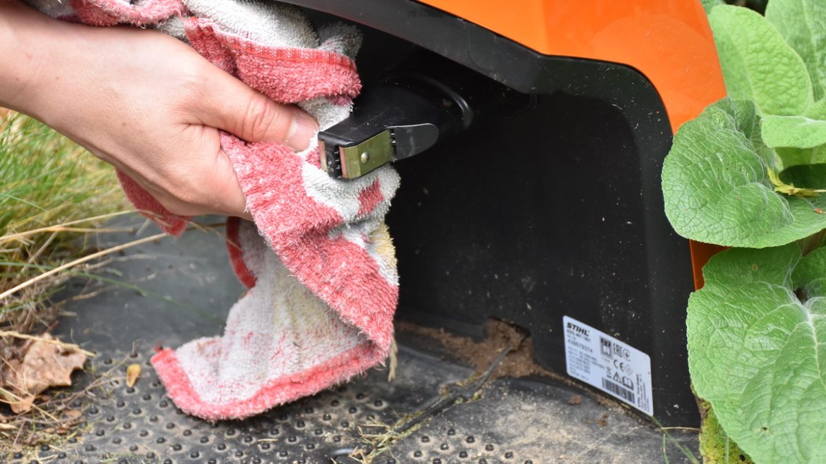 Stihl - iMow - Mähroboter - Kontakte - Putzen - Franks kleiner GartenJPG