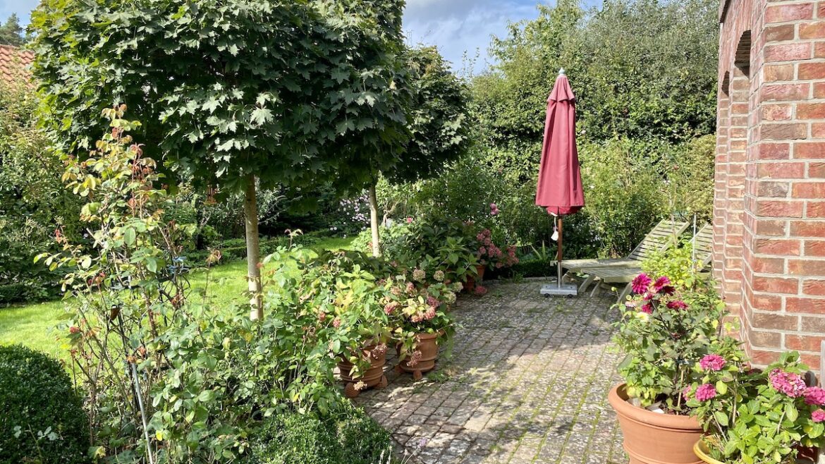 Herbstputz - Terrasse - Gartenmöbel - Pflasterung - Pflanzkübel - September 2021 - Franks kleiner Garten